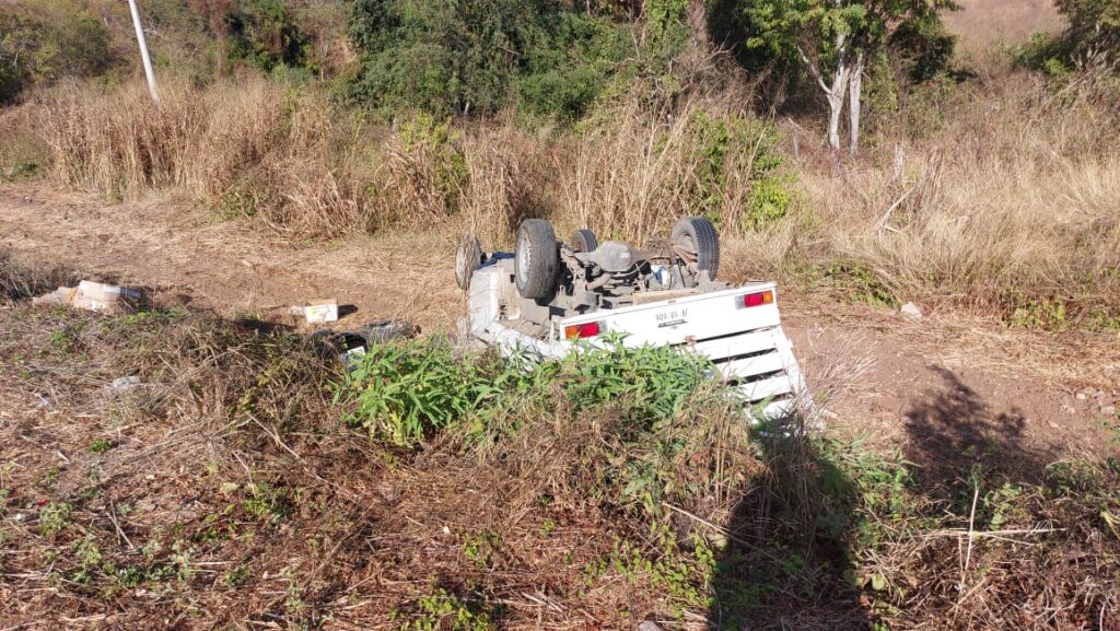 Camioneta cargada de frutas y verduras termina volcada en carretera de Mazatlán