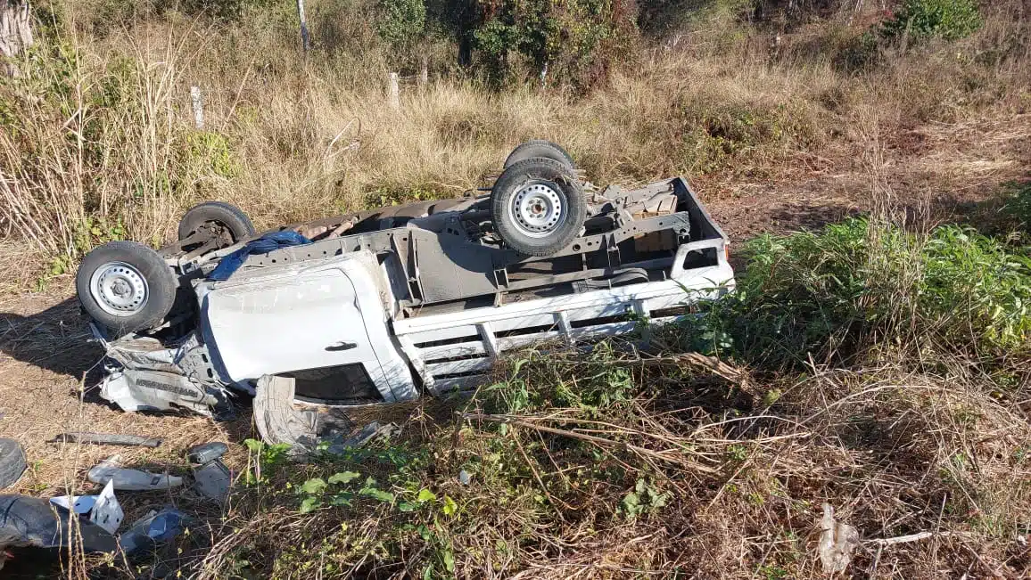 Camioneta cargada de frutas y verduras termina volcada en carretera de Mazatlán