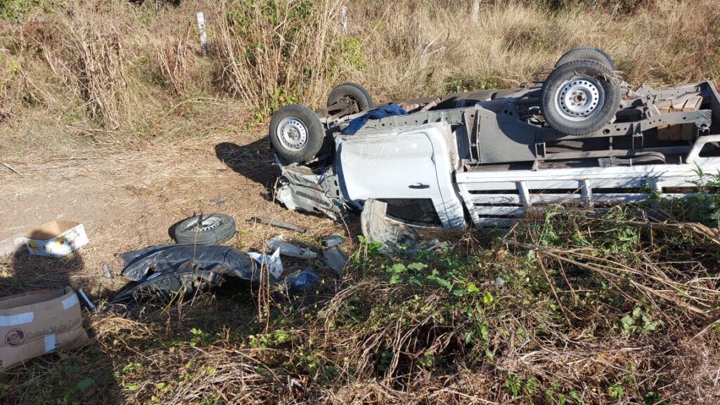 Camioneta cargada de frutas y verduras termina volcada en carretera de Mazatlán