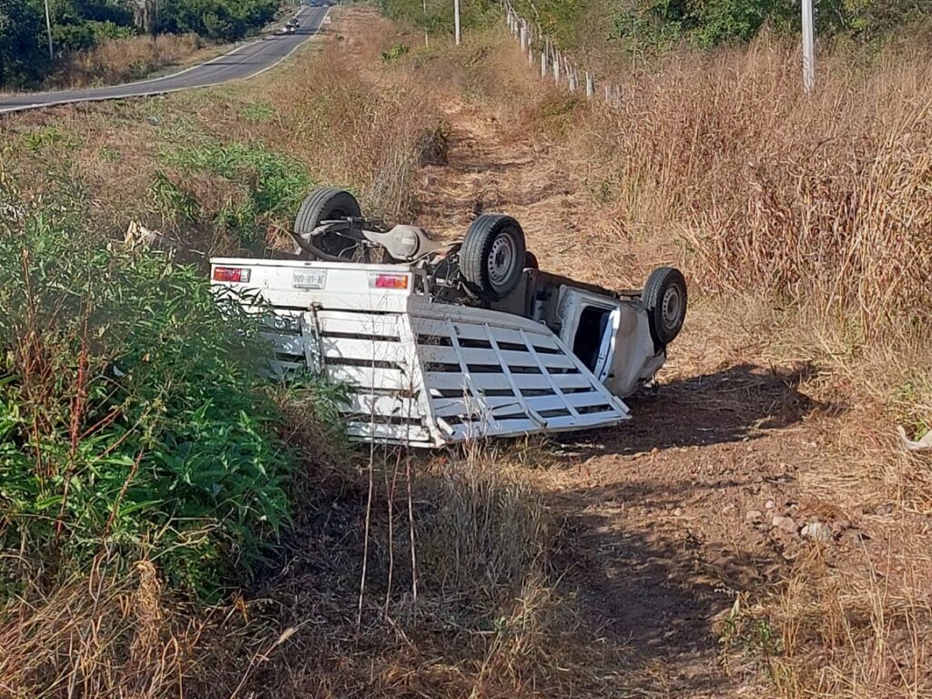 Camioneta cargada de frutas y verduras termina volcada en carretera de Mazatlán