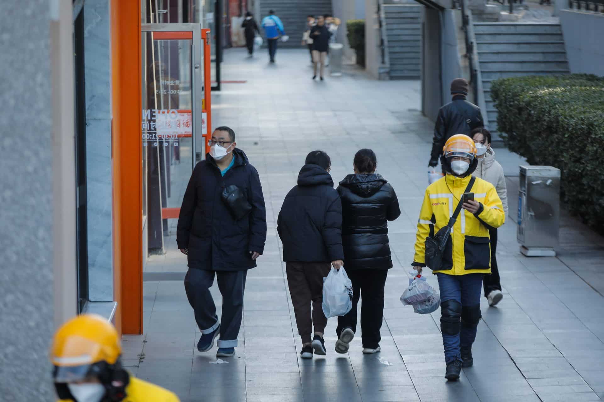 China registra nuevo descenso de los contagios de COVID-19