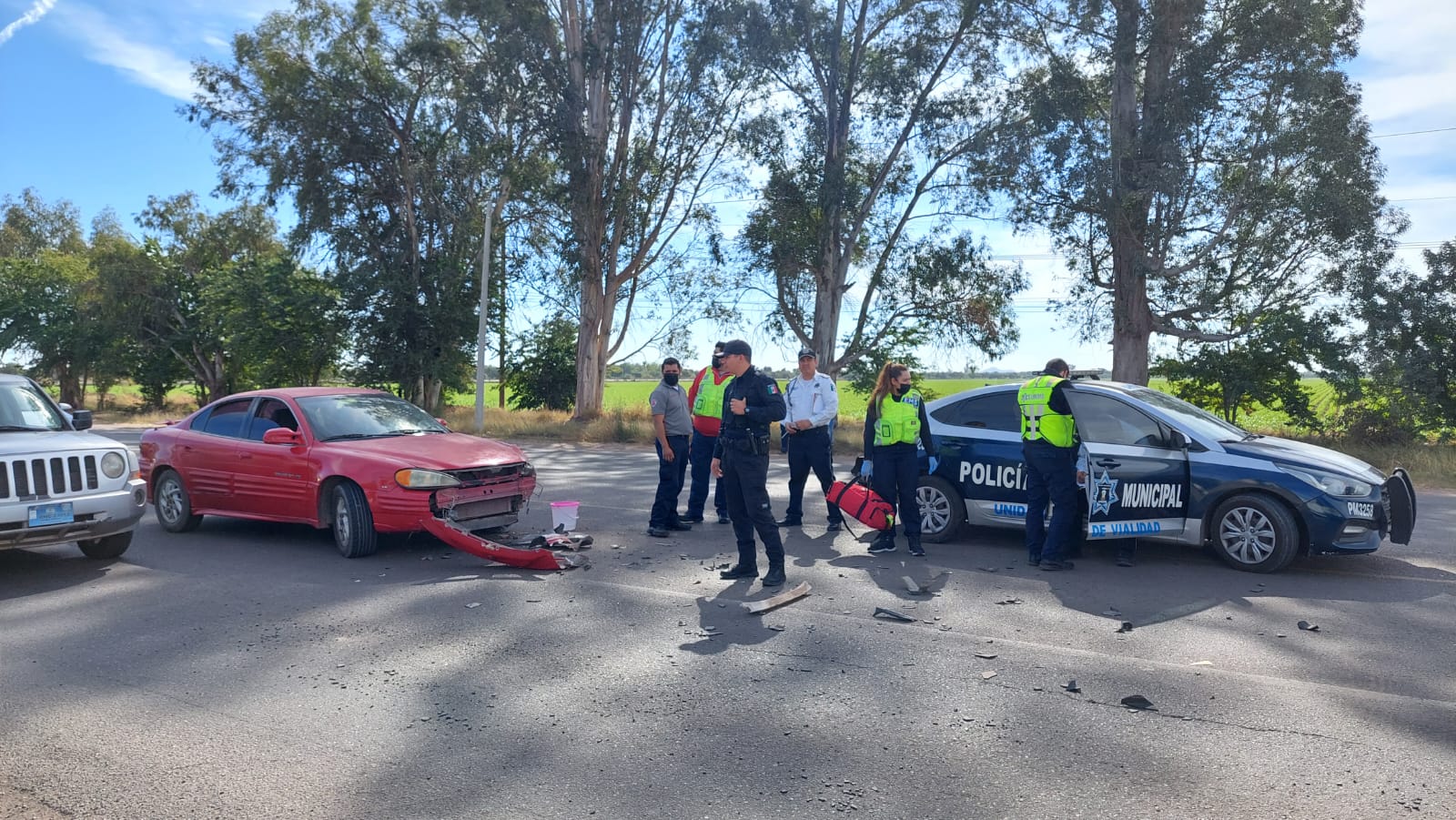 Chocan patrulla y un Pontiac por la Mochis-Ahome