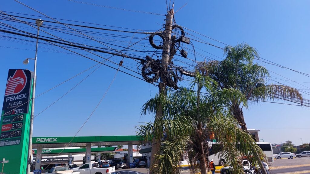 Choque Mazatlán, Acura, Poste CFE