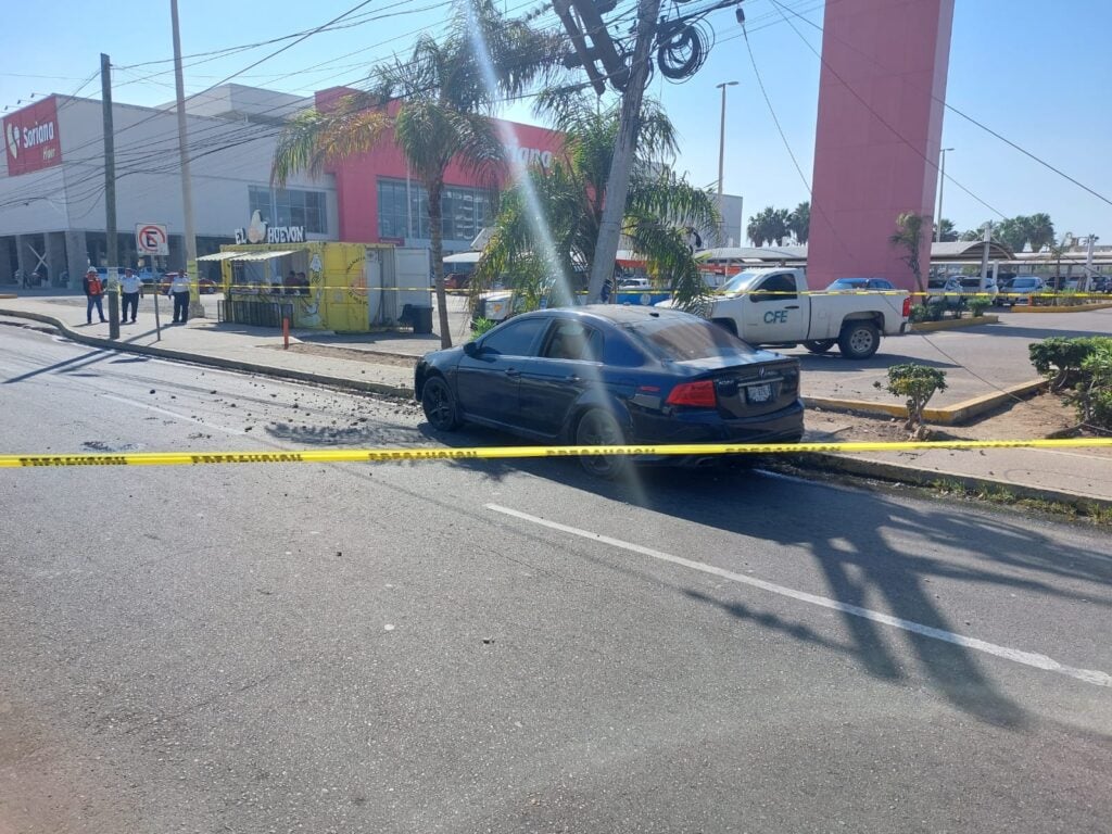 Choque Mazatlán, Acura, Poste CFE