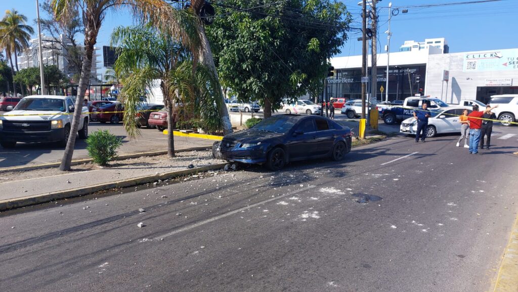 Choque Mazatlán, Acura, Poste CFE