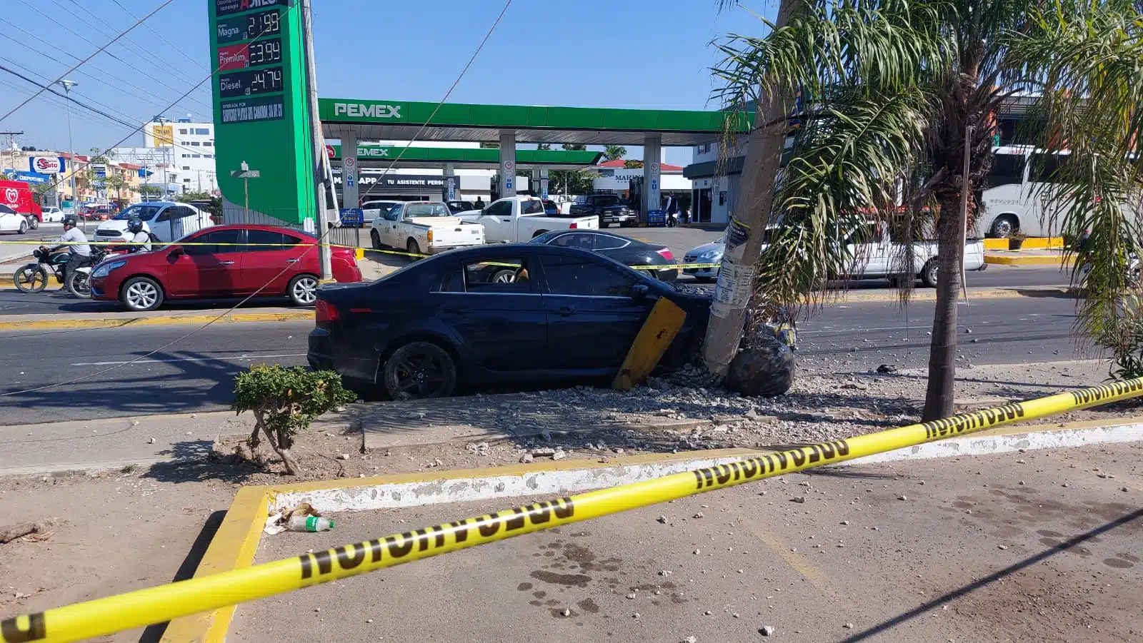 Choque Mazatlán, Acura, Poste CFE