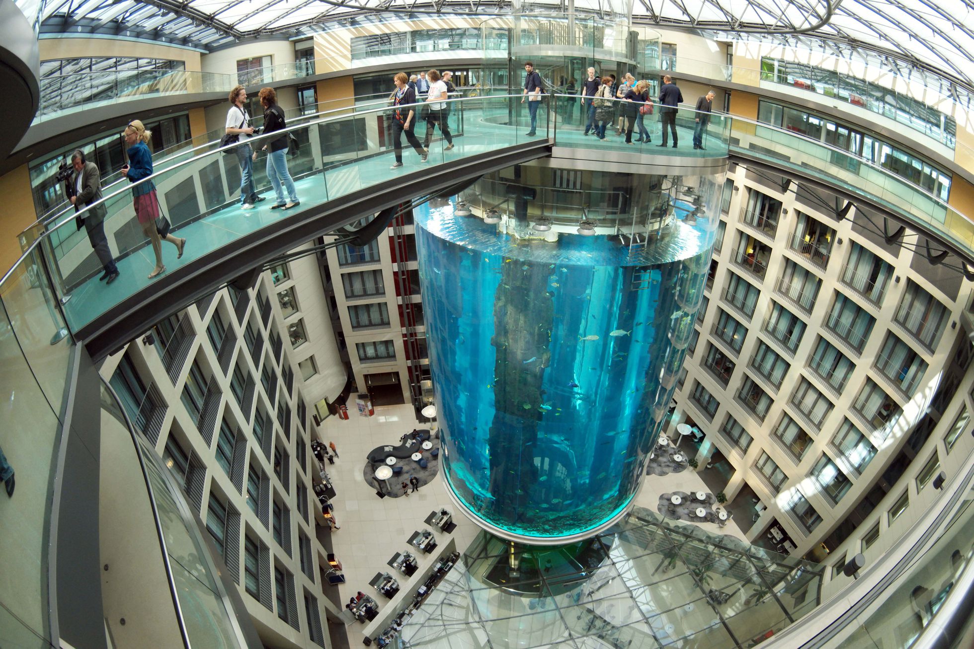 VIDEO: ¡Desgracia! Acuario cilíndrico más grande del mundo explota en Berlín