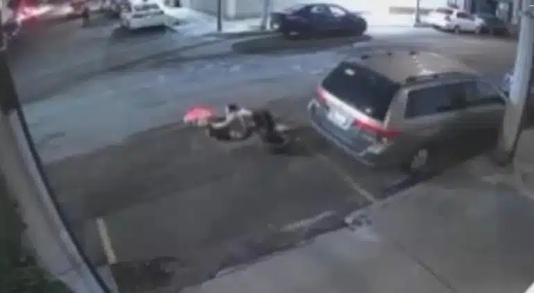 ¡Una más! Otra mujer cae en coladera sin tapa en Ciudad de México
