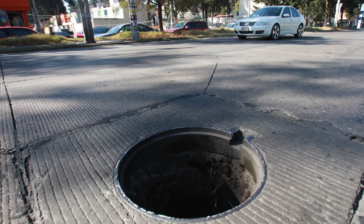 ¡Advertidos! Hasta 12 años de prisión podrían pasar aquellos que roben coladeras en CDMX