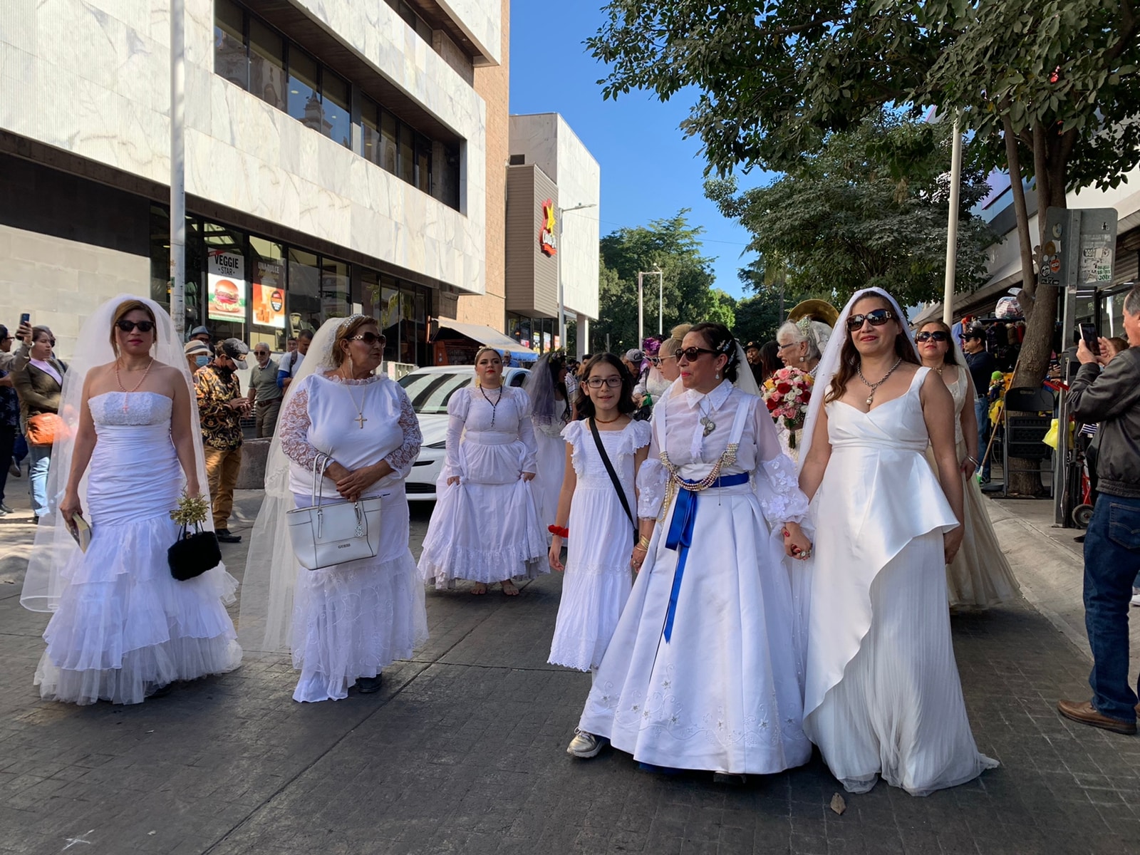 Con la banda, caracterizadas y con su velo, así salen a recordar a Lupita, la Novia de Culiacán