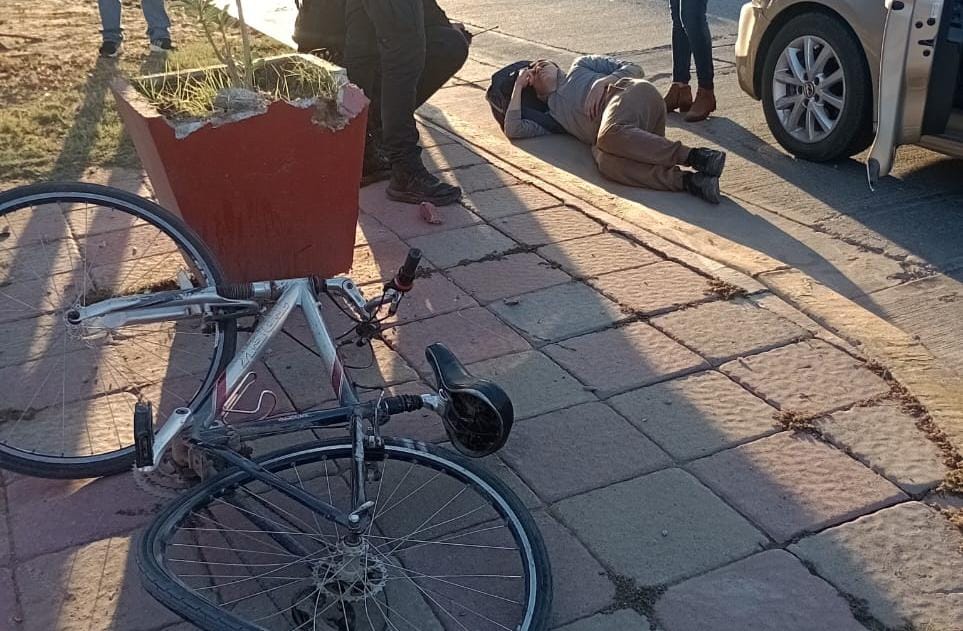 Conductor de Jetta atropella a un ciclista en Guasave; lo deja lesionado