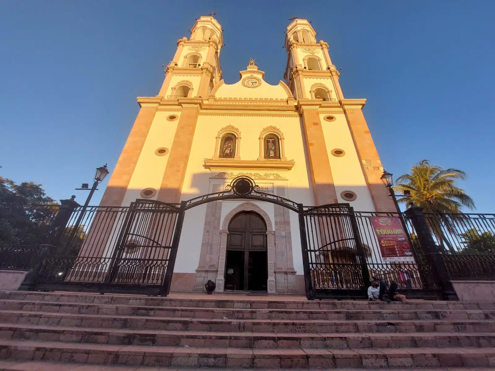 Culiacanenses acuden a la iglesia a agradecer en el último día del 2022
