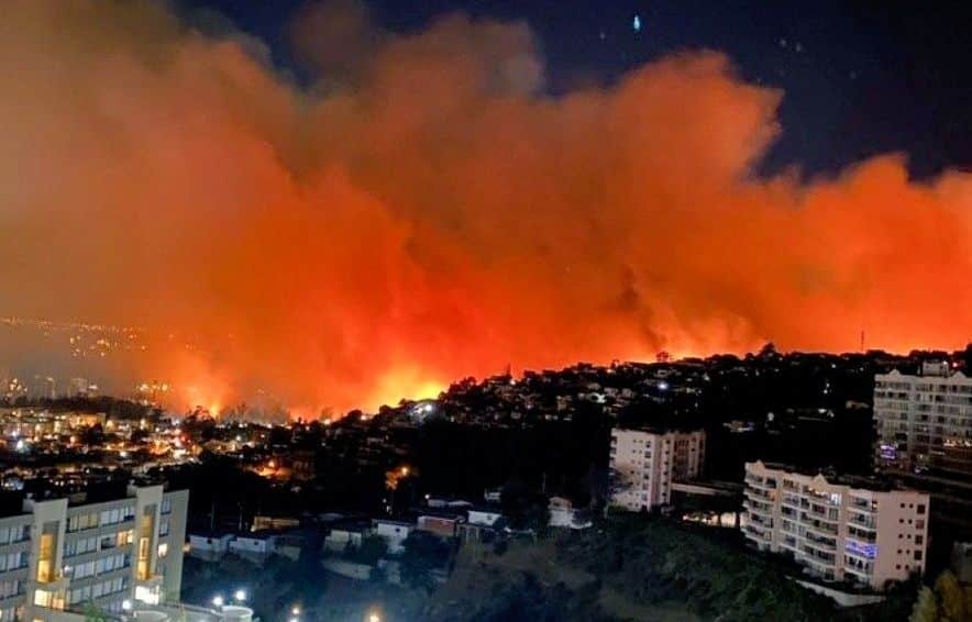 Declaran a Viña del Mar como estado de emergencia tras fuerte incendio forestal