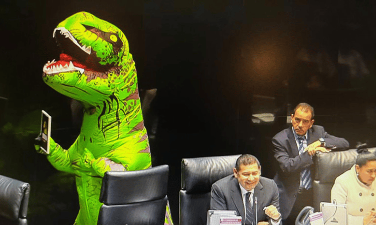 disfrazada de dinosaurio plan b amlo