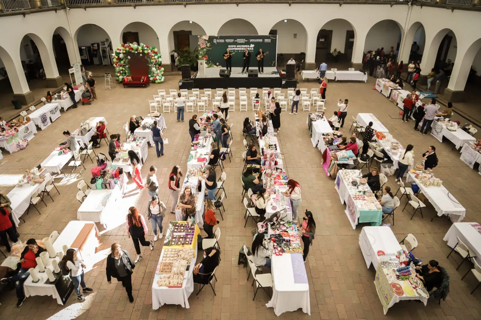 Entregan apoyos en la “Expo Mujeres Emprendedoras por el Bienestar” en Culiacán