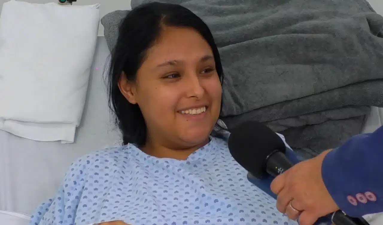 Esmeralda, de 25 años, es una de las pacientes que va superando a la meningitis