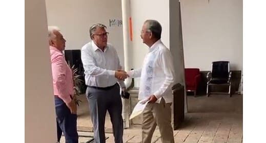 Estrada llega al Ayuntamiento de Culiacán; vence su licencia