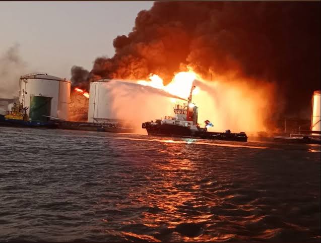 Explota tanque de combustible en Colombia; un bombero sin vida