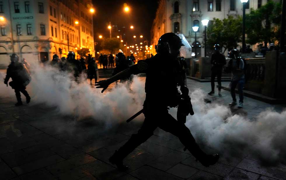 Fallece tercer manifestante en Perú, exigen renuncia de la actual presidenta