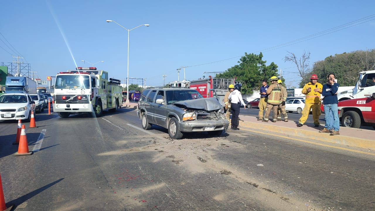 Fuerte choque moviliza a cuerpos de bomberos en Mazatlán