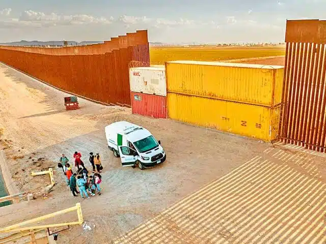 Gobernador de Arizona urge terminar muro fronterizo con contenedores