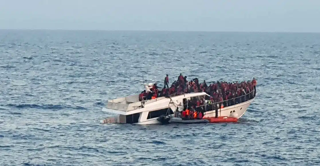 Guardia costera intercepta embarcación con 700 migrantes en Libia