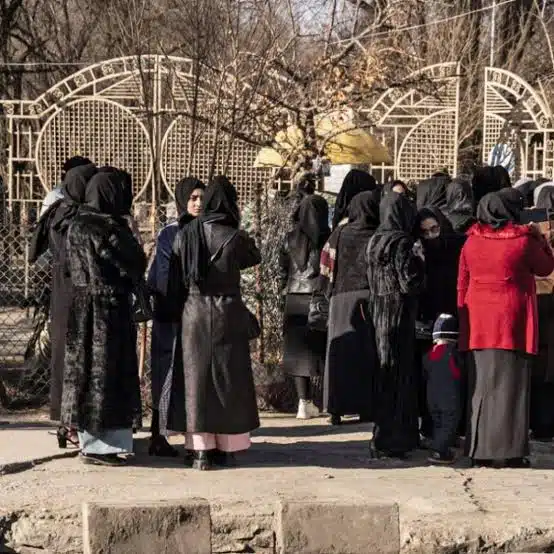 Guardias armados bloquean universidades en Afganistán para que mujeres no ingresen