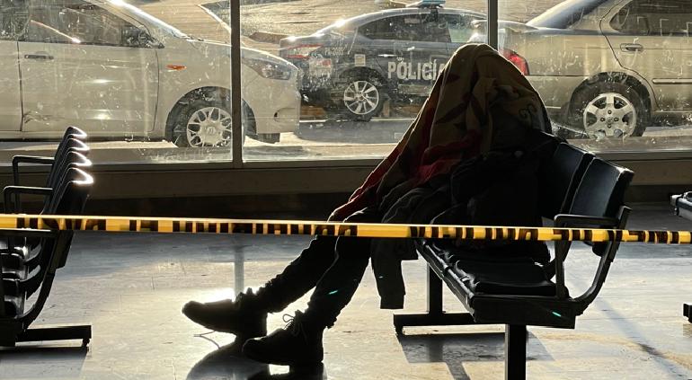 Quedó esperando su viaje: Adulto pierde la vida sentado en banca de central camioneta