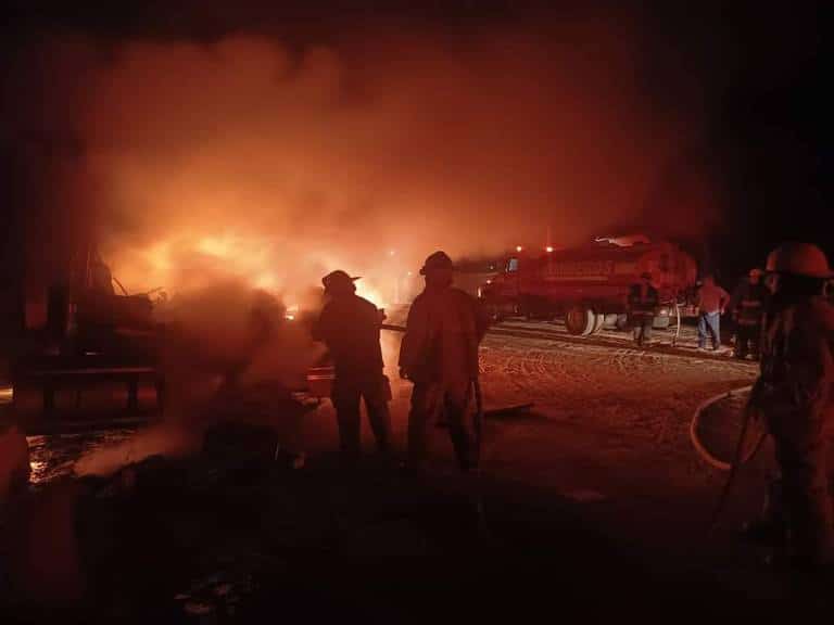 Hombres armados incendian camiones de carga en Acapulco