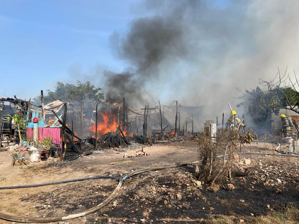 Incendio arrasa con cuatro casas
