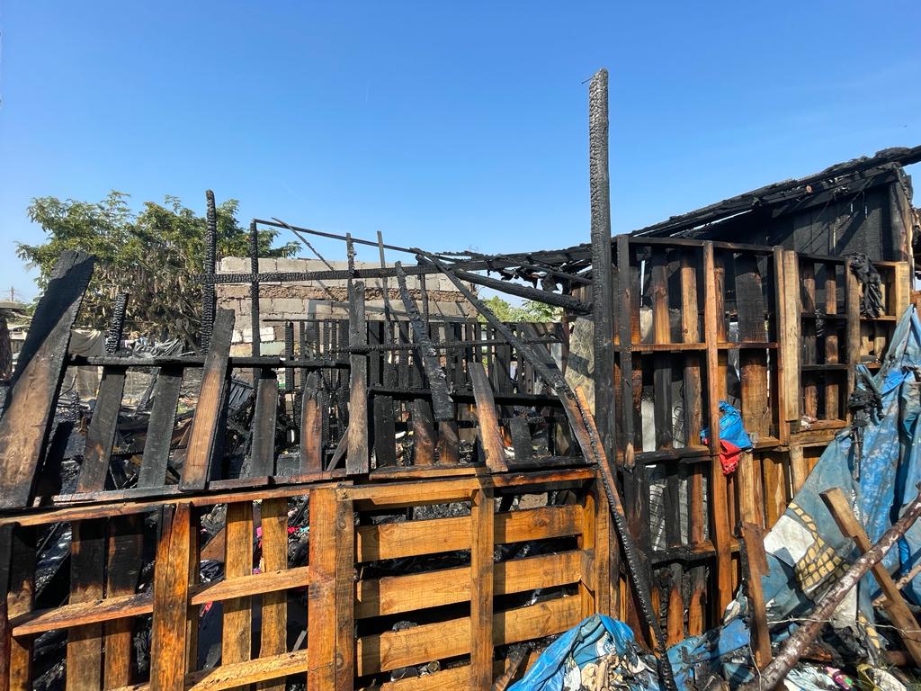 Incendio arrasa con cuatro casas