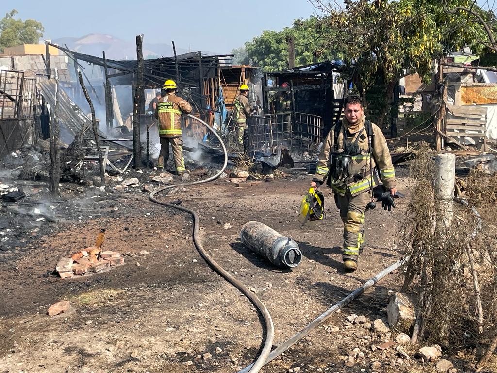 Incendio arrasa con cuatro casas
