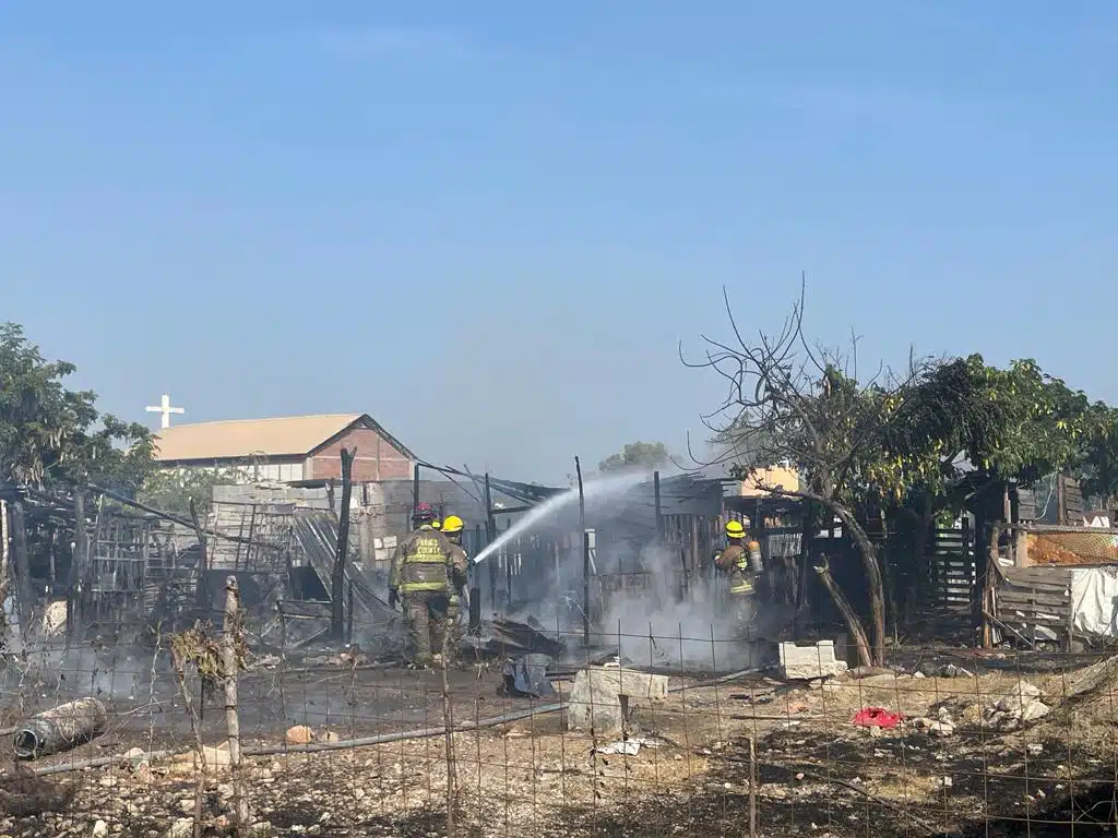 Incendio arrasa con cuatro casas