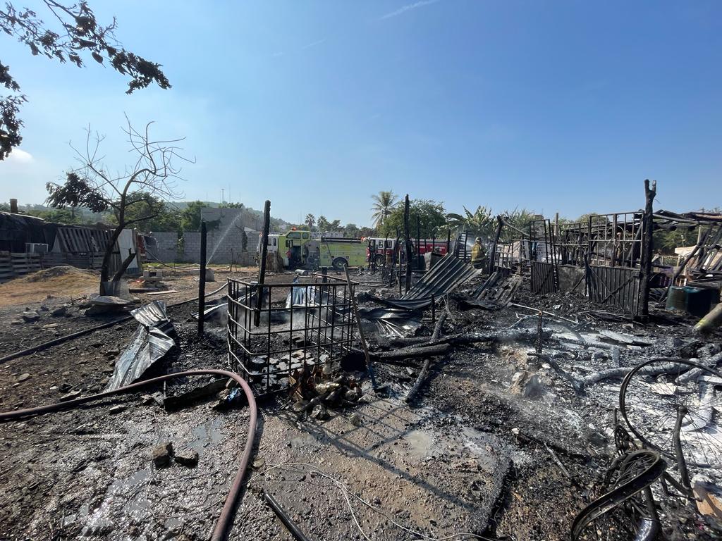 Incendio arrasa con cuatro casas 