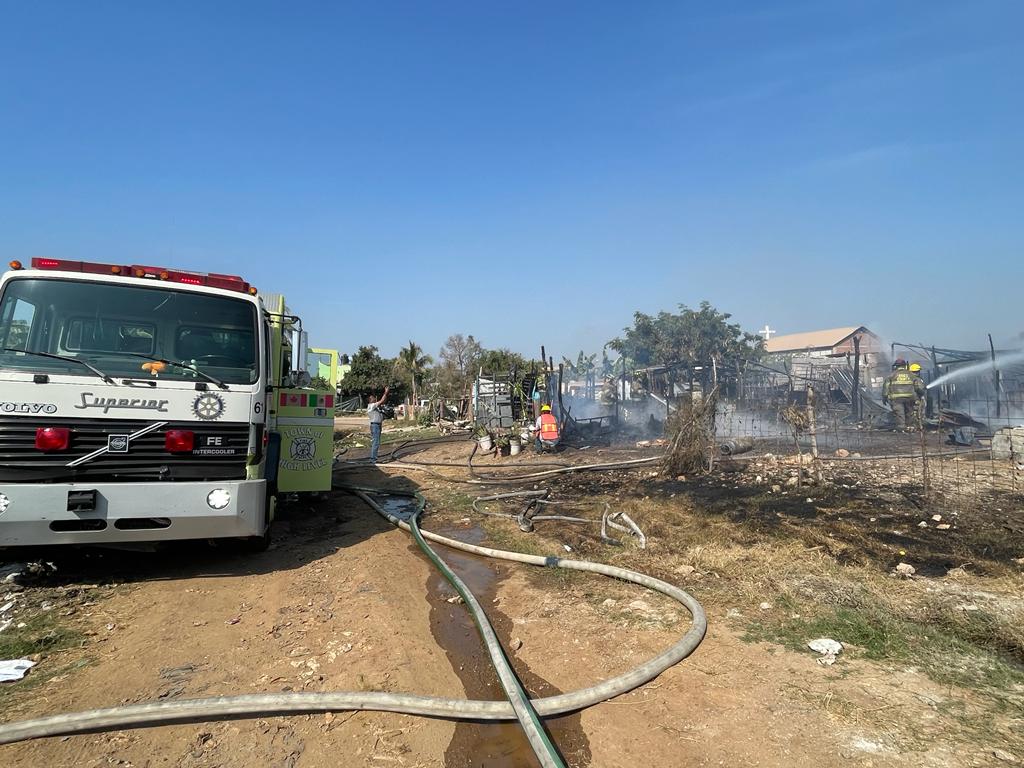 Incendio arrasa con cuatro casas