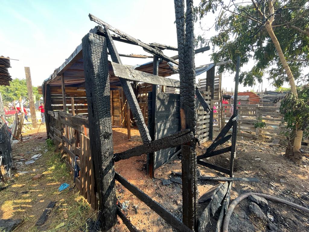 Incendio arrasa con cuatro casas