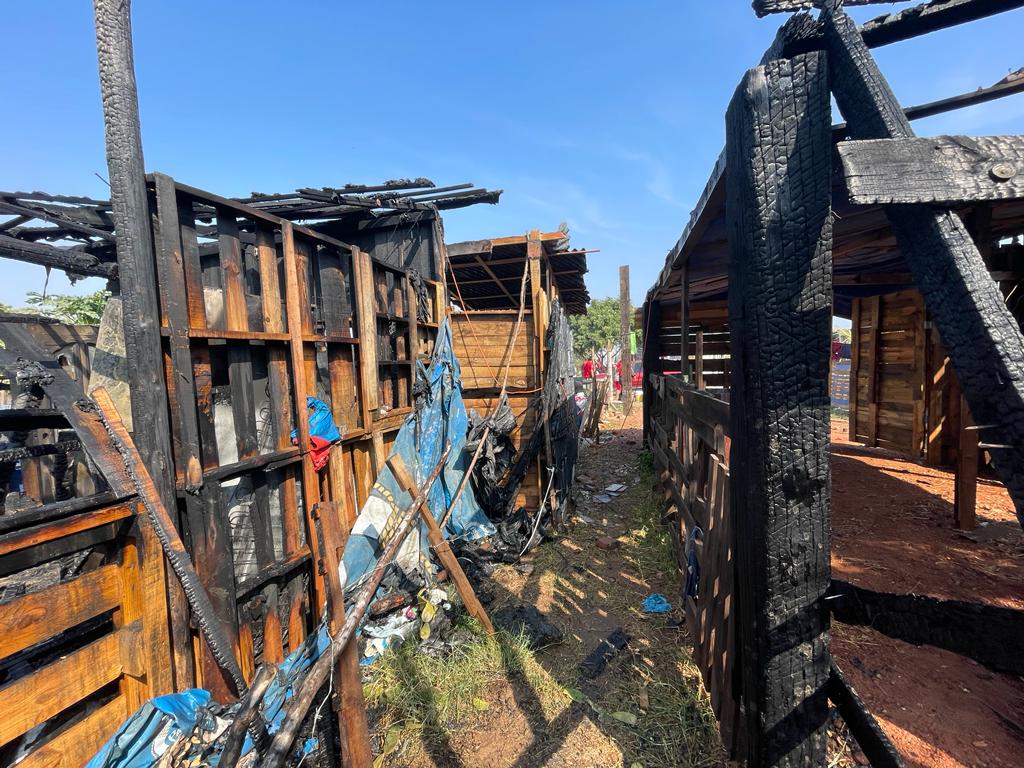 Incendio arrasa con cuatro casas
