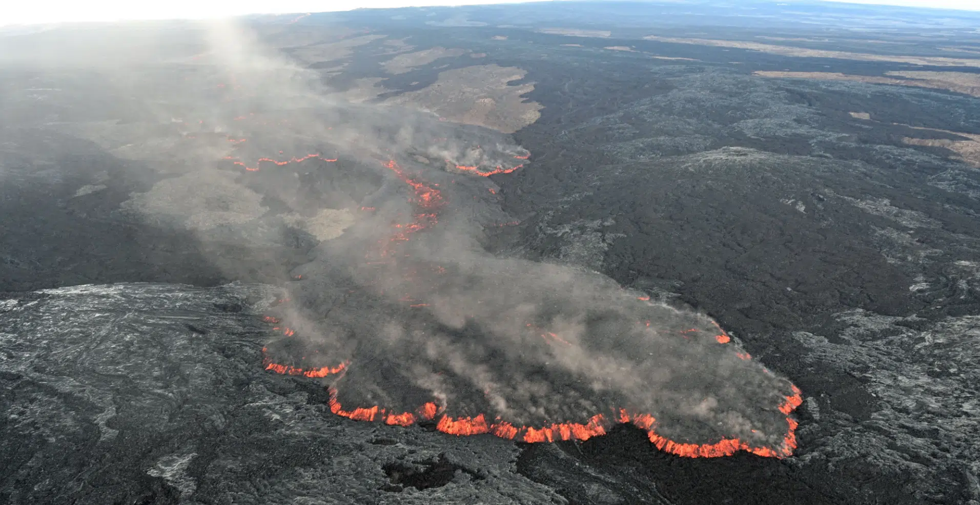 Lava del volcán en erupción Mauna Loa podría bloquear con carretera clave que une Hawái
