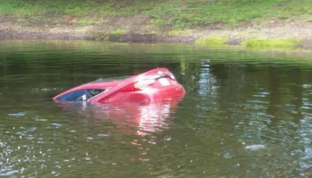 Localizan a mujer y sus dos hijos dentro de un vehículo sumergido en lago de Florida