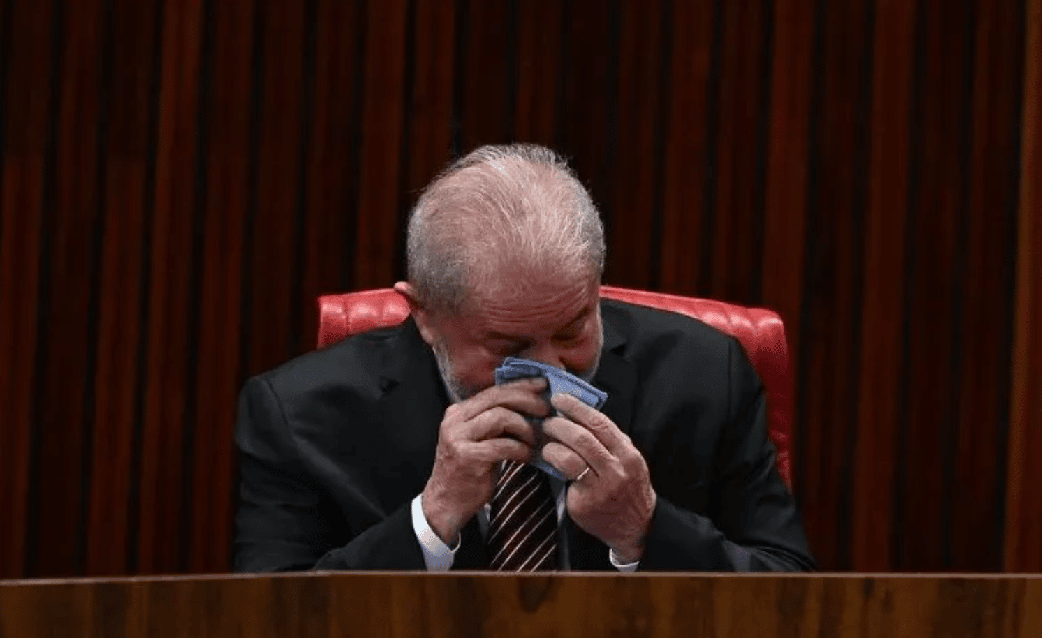 Lula da Silva rompe en llanto al ser certificado presidente electo de Brasil