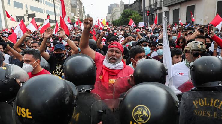 Manifestaciones en Perú dejan varios heridos y dos personas sin vida