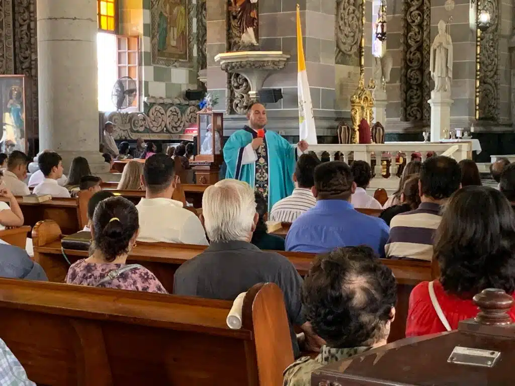 Mazatlecos oran con fe, esperanza y amor a la Inmaculada Virgen de la Concepción en su día 2