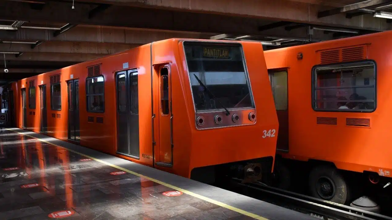 VIDEO: ¡Qué susto! Abuela caen en la vías del Metro de la CDMX