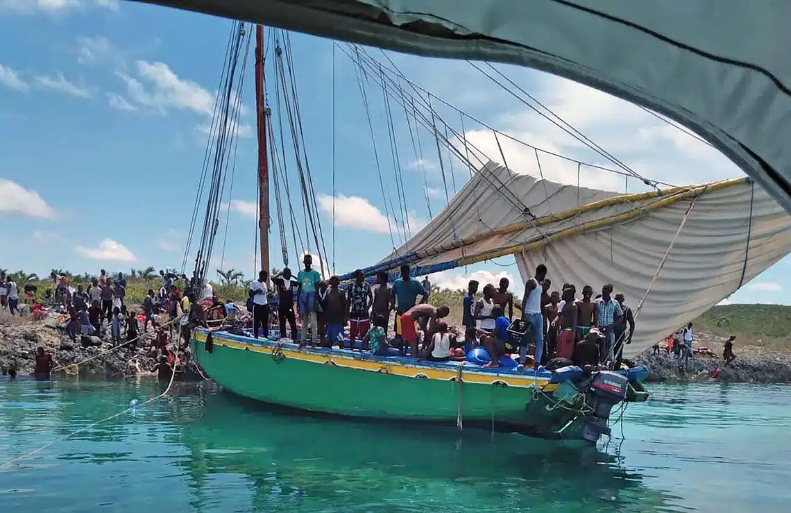 Migrantes haitianos llegan a Cuba por mal tiempo; su destino era Estados Unidos