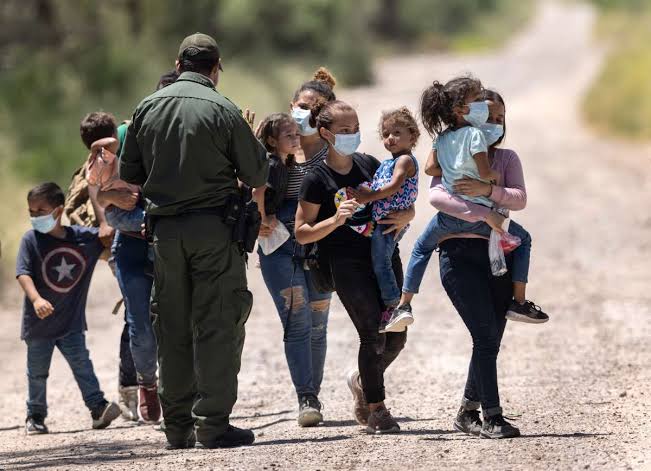Miles de migrantes llegan a la frontera con Estados Unidos; ¡no hay espacio en albergues!