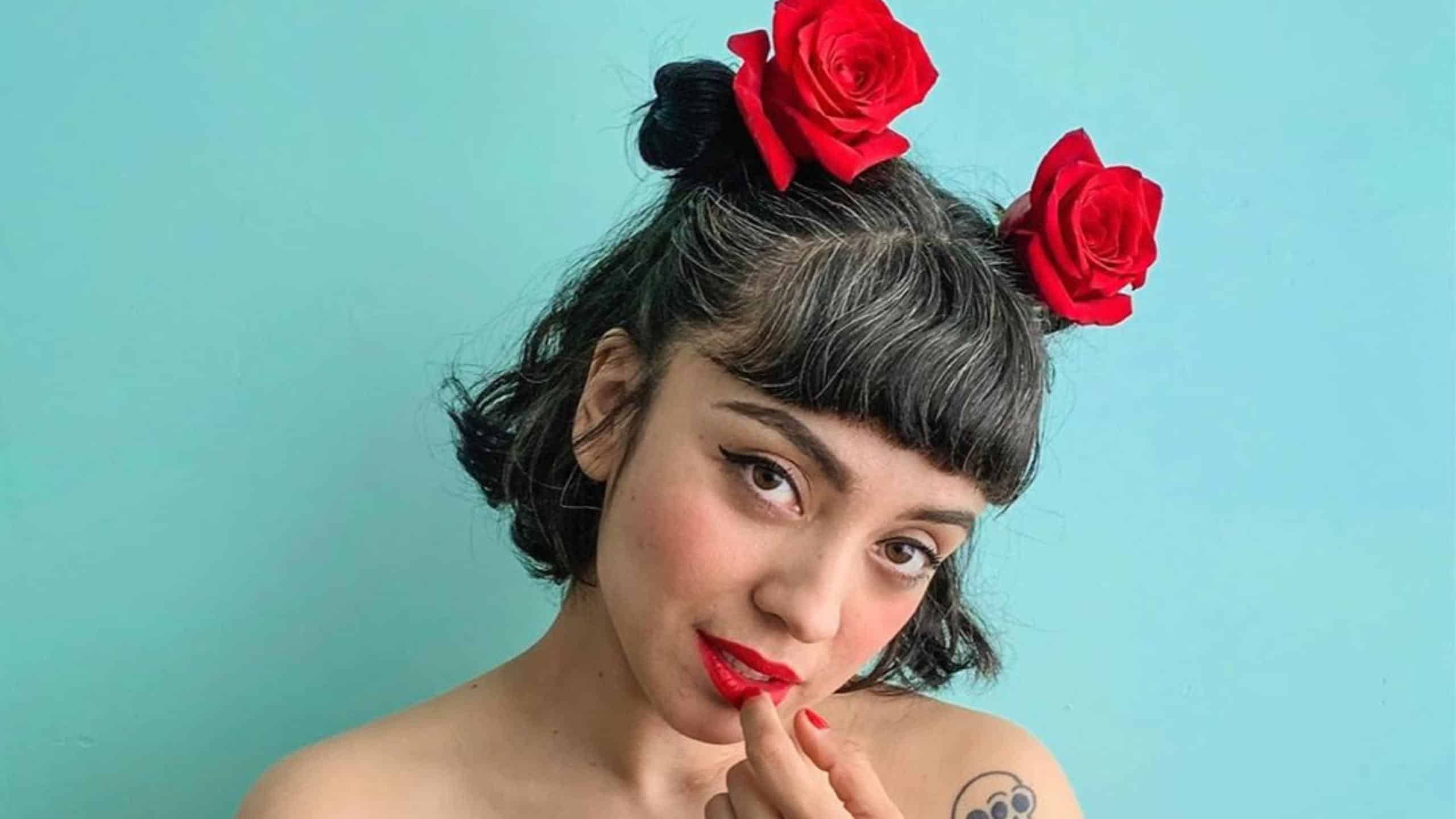 ¡Ya es mexicana! Mon Laferte recibe carta oficial de naturalización por la SRE