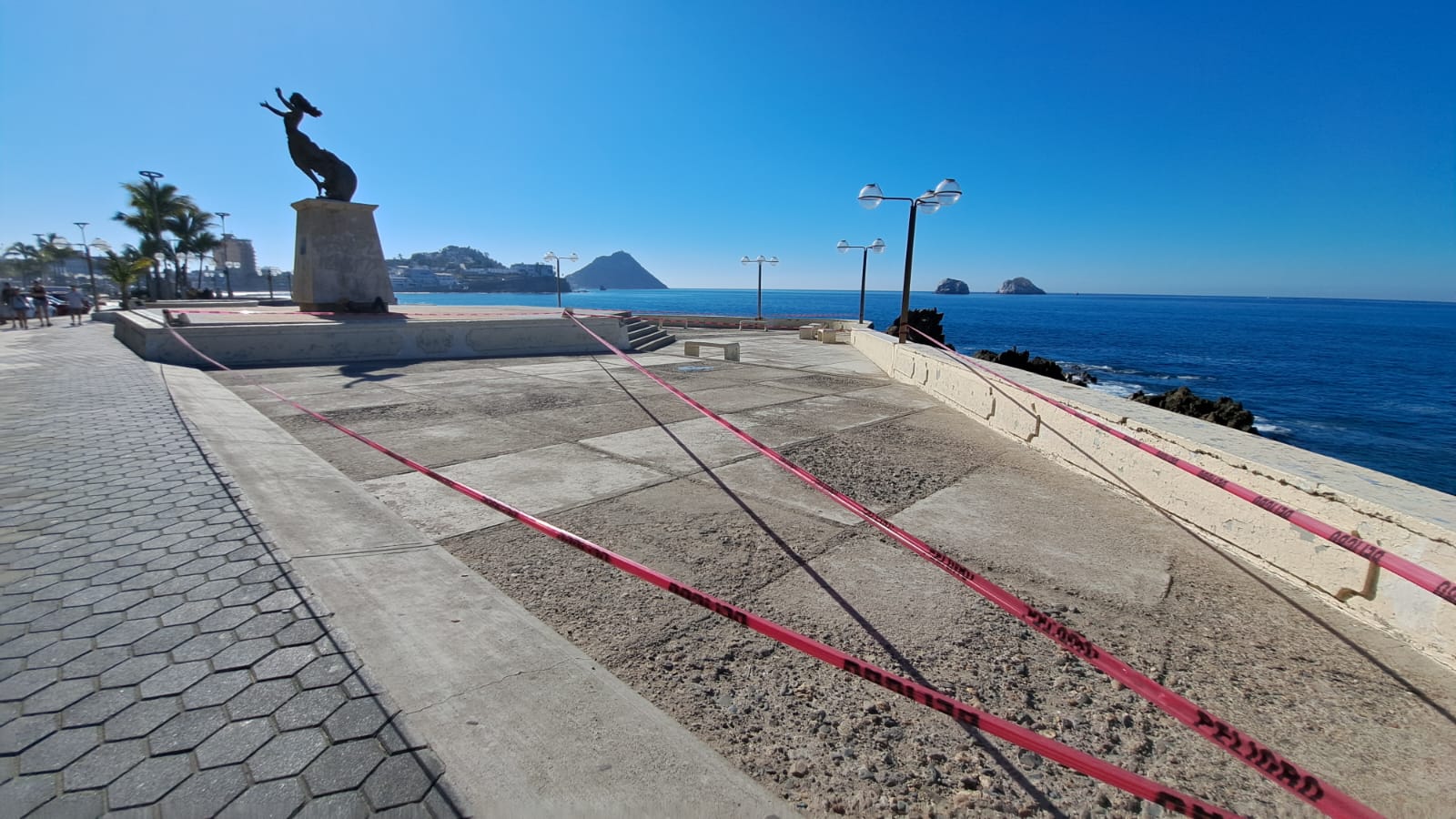 Monumento a la Mujer Mazatleca Socavón