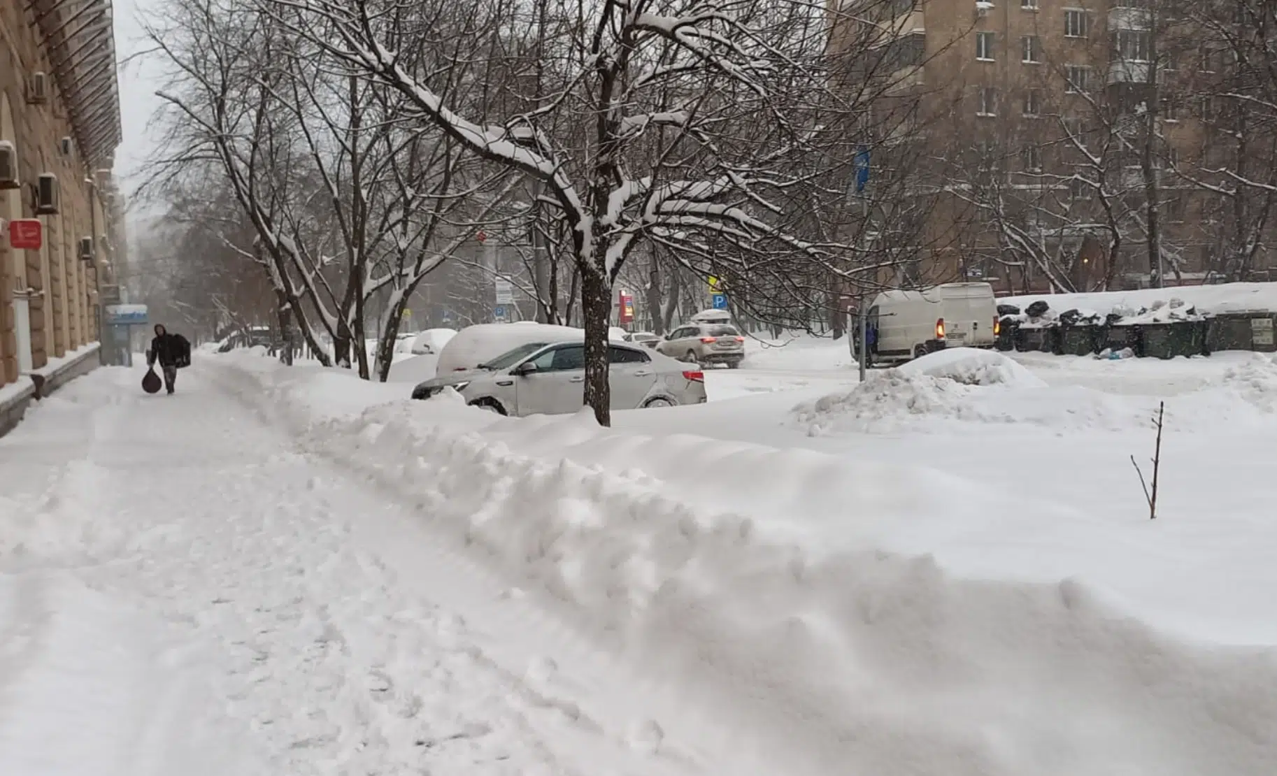 Moscú amanece sepultada por la mayor nevada