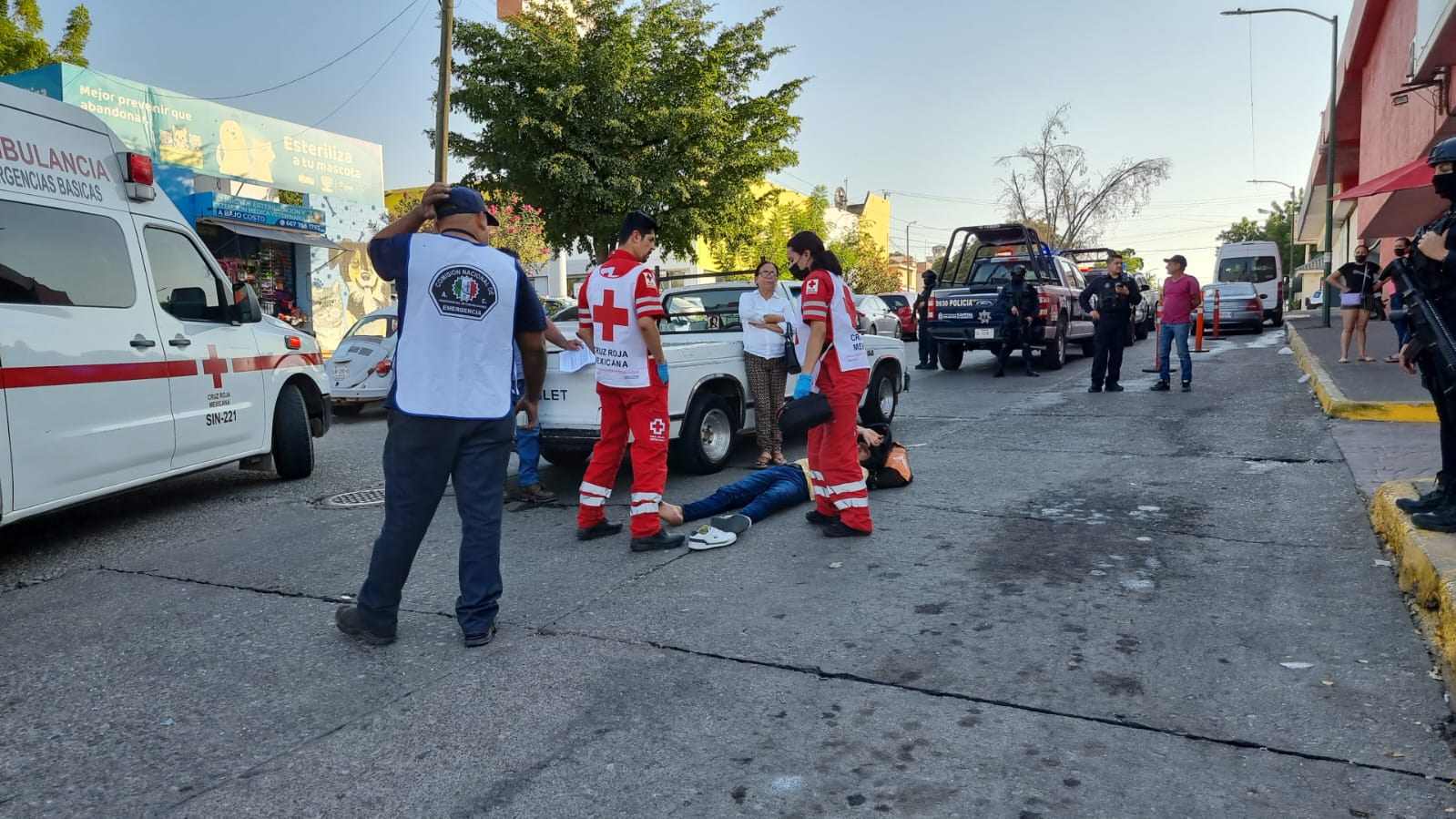 Motociclista queda lesionado en accidente al poniente de Culiacán