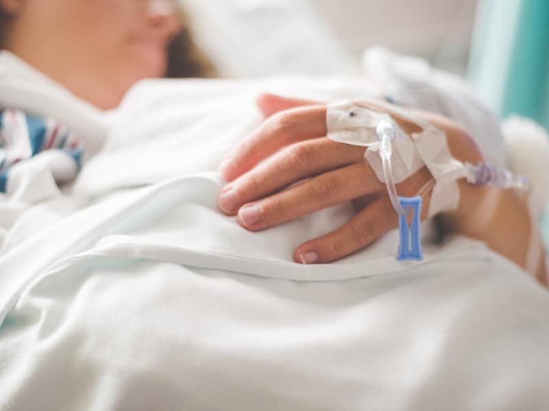 Mujer desconecta respirador de su compañera